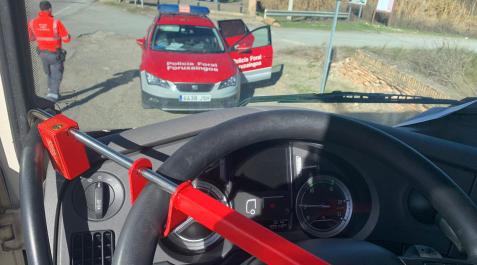 Un camionero inmovilizado por la Policía Foral Un camionero inmovilizado por la Policía Foral
