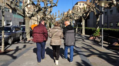 Tres personas mayores caminan ayer por el paseo de Tafalla. El envejecimiento activo es uno de los objetivos que se persigue con la consecución del centro de día Tres personas mayores caminan ayer por el paseo de Tafalla. El envejecimiento activo es uno de los objetivos que se persigue con la consecución del centro de día