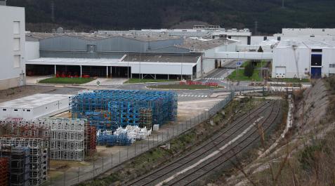 landaben Vista lateral de la nave de montaje de Volkswagen Navarra. A la derecha, la nave de logística