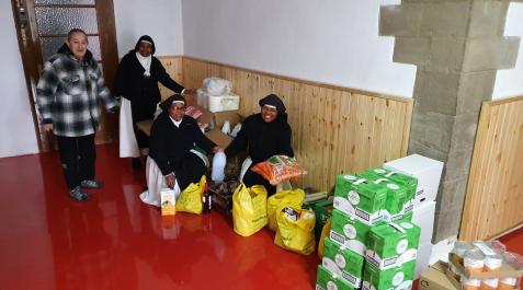 Eleuterio Remón Iso junto a varias de las monjas Comendadoras del Espíritu Santo de Sangüesa Eleuterio Remón Iso junto a varias de las monjas Comendadoras del Espíritu Santo de Sangüesa