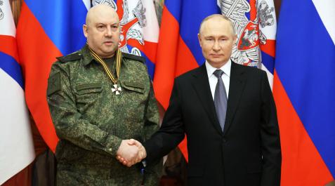 Sergei Surovikin junto a Vladimir Putin Sergei Surovikin junto a Vladimir Putin