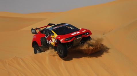 Loeb Sebastien Loeb negocia una duna durante el transcurso de la décima etapa del Rally Dakar.