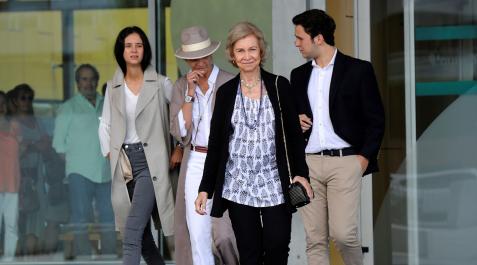 La reina emérita doña Sofía, junto a la infanta Elena y sus nietos Victoria Federica y Felipe Juan Froilán La reina emérita doña Sofía, junto a la infanta Elena y sus nietos Victoria Federica y Felipe Juan Froilán