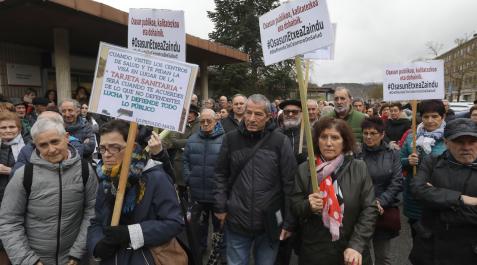 Alsasua centro salud Asistentes a la concentración de ayer al mediodía junto al Centro de Salud de Alsasua