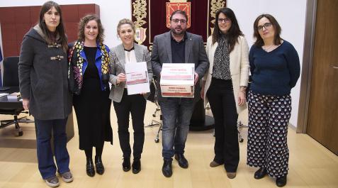 UCIPediatria Representantes de profesionales y madres durante la visita al Parlamento de Navarra junto a su presidente, Unai Hualde.