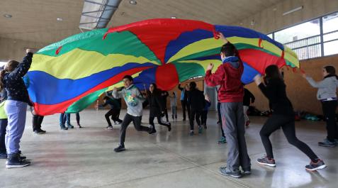 Estudiantes del colegio Joakin Lizarraga de Sarriguren participando, el miércoles por la mañana, en juegos cooperativos en el polideportivo de Roncal. Estudiantes del colegio Joakin Lizarraga de Sarriguren participando, el miércoles por la mañana, en juegos cooperativos en el polideportivo de Roncal.