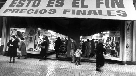 Un comercio de Pamplona en las rebajas de 1986 que liquidaba el negocio y con el rótulo de “esto es el fin” Rebajas 1986