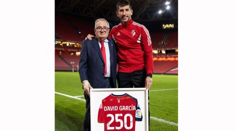 David García recibió en Bilbao una camiseta conmemorativa de los 250 partidos disputados de manos de Luis Sabalza David García