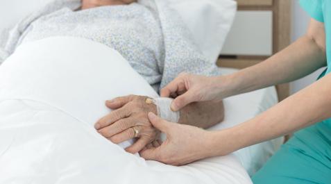 TERCERA-EDAD-PALIATIVOS El desarrollo de los cuidados paliativos ha permitido que cada vez más personas con enfermedades en situación avanzada, como el cáncer o las dolencias neurodegenerativas, puedan beneficiarse de una atención integral
