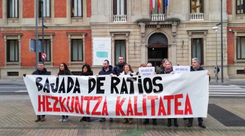 educacion-ratios-concentracion Concentración de los sindicatos de la enseñanza frente al parlamento para reclamar una bajada de ratios en los centros educativos públicos.