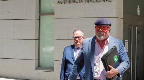 El excomisario José Manuel Villarejo (d) a su salida de la Audiencia Nacional El excomisario José Manuel Villarejo (d) a su salida de la Audiencia Nacional