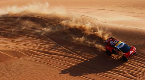 Loeb Sebastien Loeb y su copiloto, Fabian Lurquin, durante la etapa 11 del Rally Dakar.