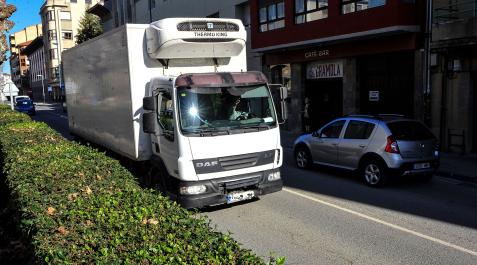 Un camión circula esta semana por la travesía de Tafalla Un camión circula esta semana por la travesía de Tafalla