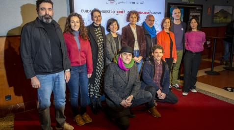 Desde la izquierda: Carlos Fernández de Vigo, Lorena Ares, María Guzmán, Paula Noya, Rebeca Esnaola, Arturo Cisneros, Ana Herrera, Julio Soto y Amaia Remírez. En primera fila, Joaquín Calderón y Miguel Iturralde Goya