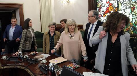 Concejales de NA+ acceden a sus asientos, ayer, en el salón de plenos del Ayuntamiento de Pamplona Ayuntamiento de Pamplona