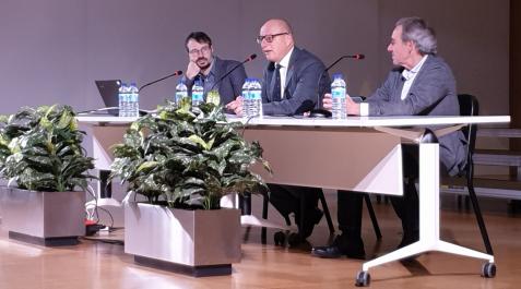 gimeno-ASAMBLEA Inicio de la Asamblea de ACESEA: De izqda. a dcha.: Pablo Iglesias, presidente de ACESEA; el consejero Gimeno; y el director del Conservatorio Superior navarro, Julio Escauriaza