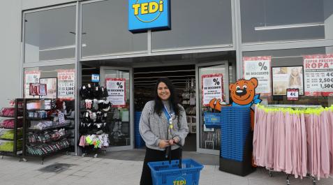 Tedi Ingrid Selun, encargada de la tienda Tedi del parque comercial de Zizur Mayor