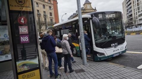 Varias personas aguardan para subir a una villavesa, en la plaza Merindades de Pamplona. Varias personas aguardan para subir a una villavesa, en la plaza Merindades de Pamplona.
