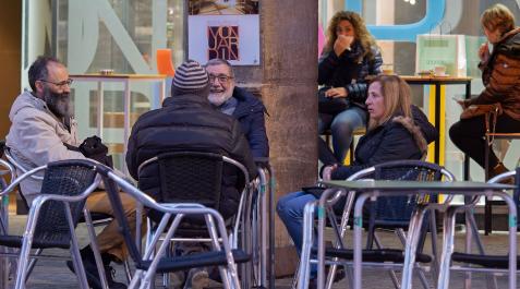 Varias personas charlan esta semana en una terraza en Estella Varias personas charlan esta semana en una terraza en Estella