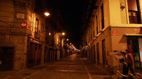Pamplona Imagen de una calle de Pamplona por la noche.