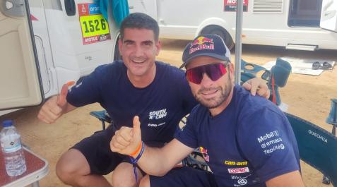 Dakar El navarro Marino Zulet, a la izquierda, junto al piloto chileno Chaleco López