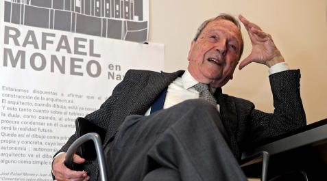 Rafael Moneo, en un momento de la entrevista cuando estuvo en Pamplona para visitar la exposición sobre su obra instalada en el Archivo Real y General de Navarra Rafael Moneo, en un momento de la entrevista cuando estuvo en Pamplona para visitar la exposición sobre su obra instalada en el Archivo Real y General de Navarra