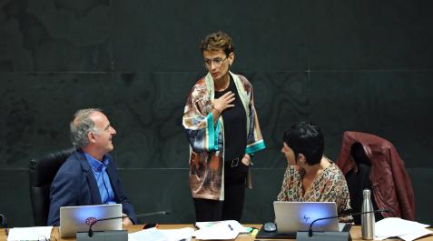 Chivite La presidenta del Gobierno, María Chivite, hablando con Adolfo Araiz y Laura Aznal, de Bildu