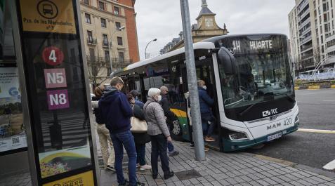 Villavesas. Viajeros suben a una villavesa en el centro de Pamplona.