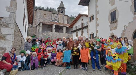Eratsun Imagen tomada justo antes de iniciarse la 'karrika erronda', el recorrido vespertino por las casas, este sábado en Eratsun,