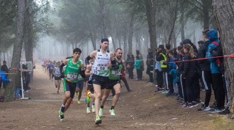 El público contempla el paso de los atletas durante el recorrido de la carrera absoluta, desarrollada bajo la niebla El público contempla el paso de los atletas durante el recorrido de la carrera absoluta, desarrollada bajo la niebla
