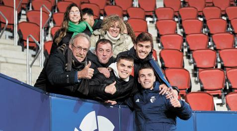 El lateral Diego Moreno, tras su debut en El Sadar, saludó a sus familiares, arriba, Isabel, novia de su hermano Daniel; su madre Noelia Garbayo; abajo, de izda. a dcha., su abuelo Jose Garbayo; su tío Óscar Garbayo; y sus hermanos David y Daniel Diego Moreno