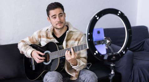 adrián campos adrián campos
