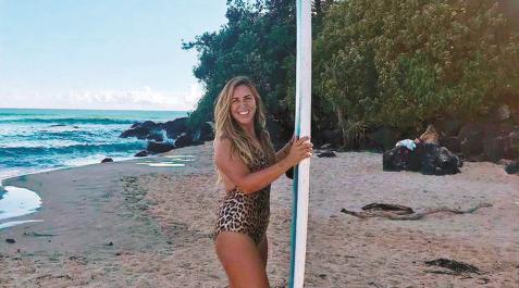 Belén Martínez, con su tabla de surf en Greenmount Beach Belén Martínez, con su tabla de surf en Greenmount Beach
