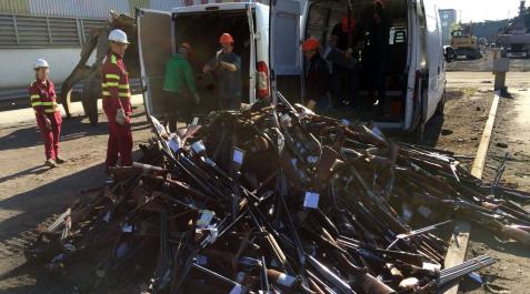 Imagen del último traslado de armas con origen en Navarra que fueron enviadas a una factoría para su posterior fundición bajo la supervisión de la Guardia Civil Imagen del último traslado de armas con origen en Navarra que fueron enviadas a una factoría para su posterior fundición bajo la supervisión de la Guardia Civil