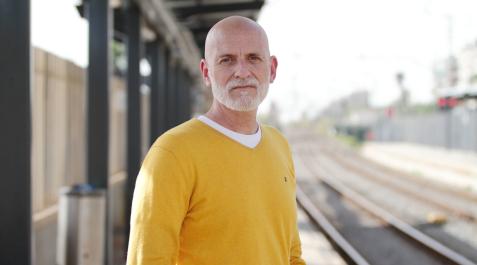 Hasta ahora Alejandro Palomas había escrito poesía y novela, y fue Premio Nadal con Un amor, la tercera parte de la trilogía con Una madre y Un perro Hasta ahora Alejandro Palomas había escrito poesía y novela, y fue Premio Nadal con Un amor, la tercera parte de la trilogía con Una madre y Un perro