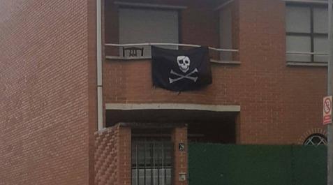 Los inquilinos tenían colgada esta bandera pirata que retiraron justo antes del comienzo de la concentración Los inquilinos tenían colgada esta bandera pirata que retiraron justo antes del comienzo de la concentración