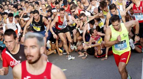valencia Decenas de atletas en el suelo y otros saltando por encima