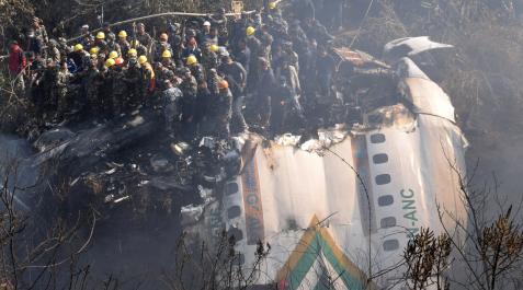 accidente avion nepal Equipos de rescate tratan de buscar supervivientes entre los restos del avión accidentado en Nepal