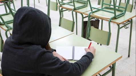 ADOLESCENTES-CLASE En la adolescencia el adolescente se vuelca casi totalmente en sus amigos y sus compañeros y la familia y profesores pasan a un segundo plano