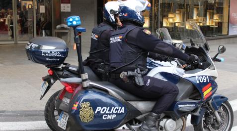 Imagen de archivo de dos agentes de la Policía Nacional Imagen de archivo de dos agentes de la Policía Nacional