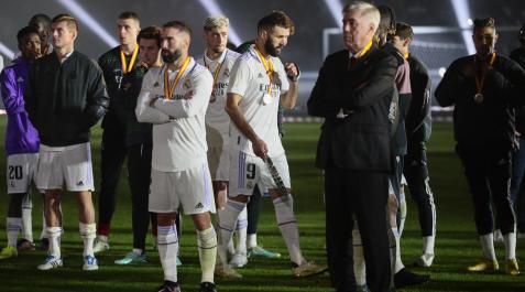 Gestos serios en el técnico del Real Madrid, Carlo Ancelotti, y sus jugadores tras perder la final de la Supercopa de España.