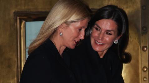 LetiMari La Reina Letizia y Marie Chantal Miller salen juntas y conversando amigablemente dle restaurante en el que cenaron en Atenas.