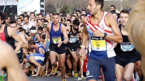 10k María Velázquez, en la parte inferior izquierda de la imagen, cayendo al suelo y gritando