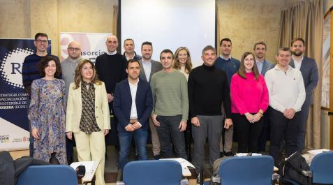 RIberaNexo Participantes, promotores y mentores del programa Ribera Nexo posaron juntos durante la presentación ayer de los proyectos impulsados durante los últimos 6 meses.