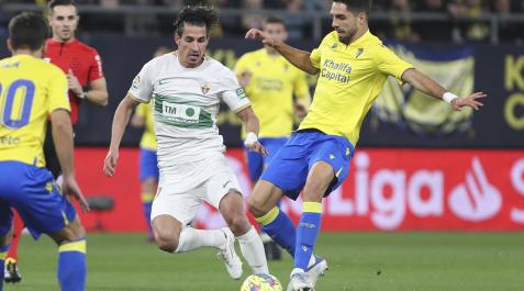 CadElc Pere Milla y Rubén Sobrino pelean por el balón durante el encuentro.