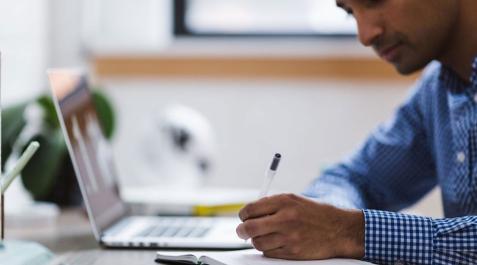 Imagen de archivo de un investigador trabajando Imagen de archivo de un investigador trabajando