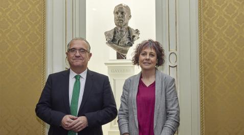 Gayarre Enrique Maya y Rebeca Esnaola, junto al busto de Gayarre