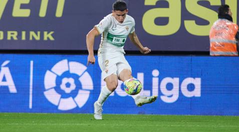 Lautaro Lautaro Blanco golpea el esférico durante el choque del Elche y el Cádiz en el Nuevo Mirandilla.