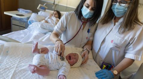 BEBES Dos sanitarias del Hospital Reina Sofía de Tudela atienden a un bebé nacido en el centro