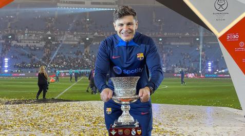 adsf David Pozos López posa con el trofeo de la Supercopa de España en el estadio de Riad